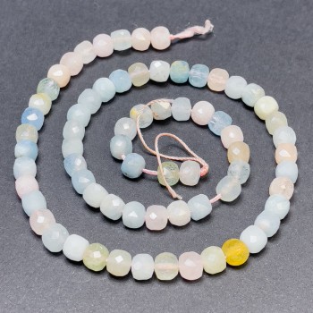 Koraliki morganitu na nitce – fasetowana kostka, średnica 6 mm, długość 39 cm