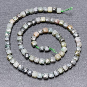 Koraliki ze szmaragdu na nitce – fasetowane kostki, średnica 5 mm, długość 38 cm