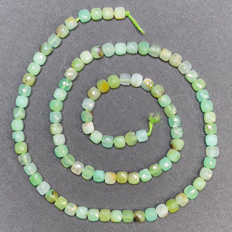 Koraliki z chryzoprazem na nitce, fasetowane sześciany, średnica około 4 mm, długość około 39 cm