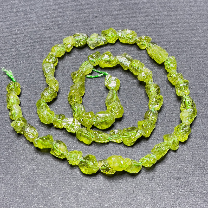 Koraliki z chryzolitu na nitce, naturalny nieobrobiony kamień, fasetowane koraliki, średnica 8×6 mm, długość 40 cm