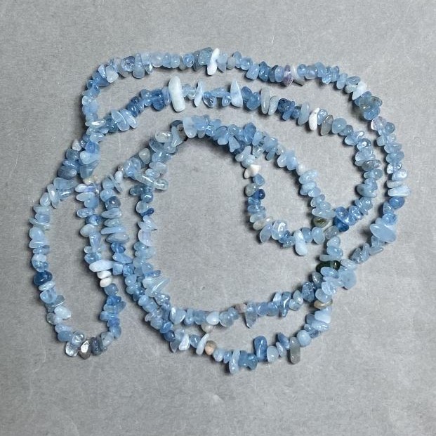 Koraliki z akwamarynu na żyłce, naturalny kamień, drobinki, średnica 5-11×3-4 mm, długość 80 cm