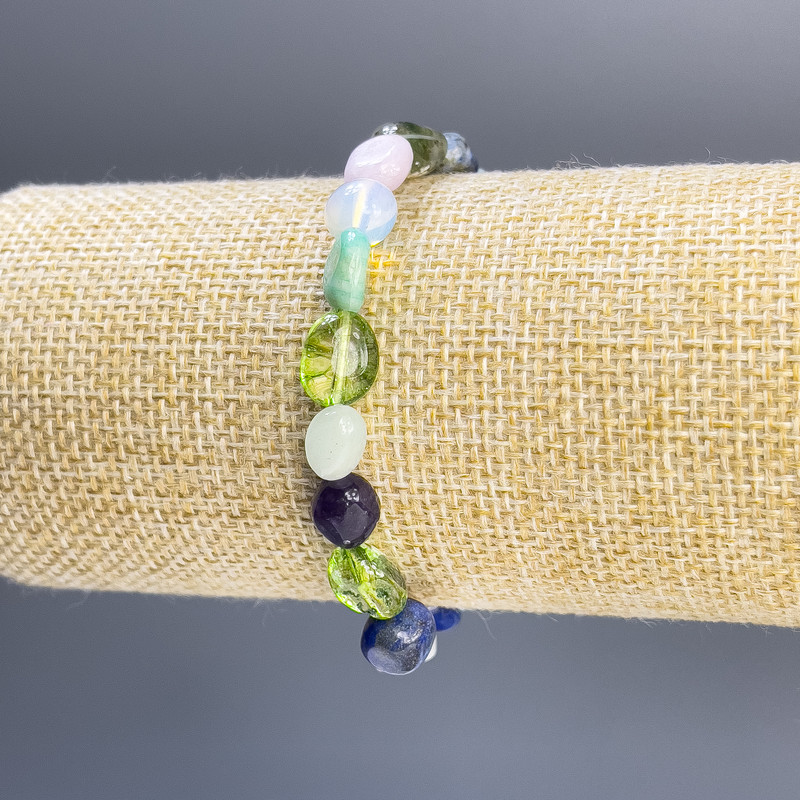 Bransoletka z asortymentu fasetowanych kamieni, średnica 9×7 mm, długość 18 cm, elastyczna