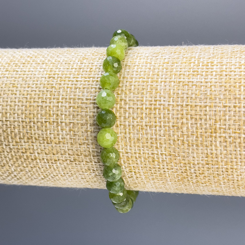 Bransoletka z jadeitu, fasetowane kuleczki, średnica 6 mm, długość 18 cm, elastyczna