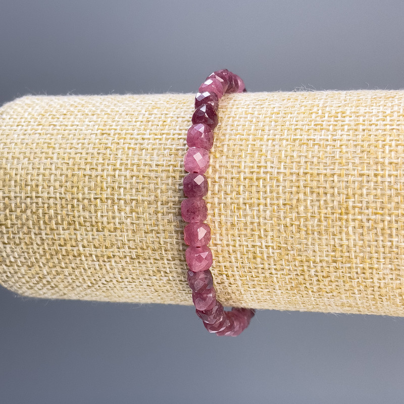 Bransoletka z turmalinu w fasetowanych kostkach, średnica kostek ok. 5 mm, długość 18 cm, elastyczna