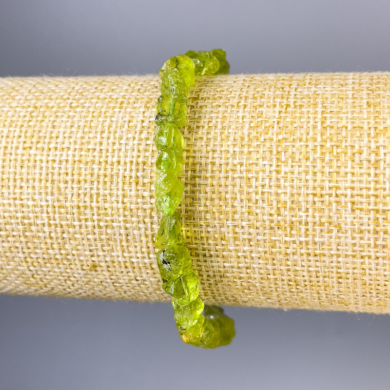 Bransoletka z chryzolitu, surowy kamień, średnica około 7×7 mm, długość około 18 cm, elastyczna