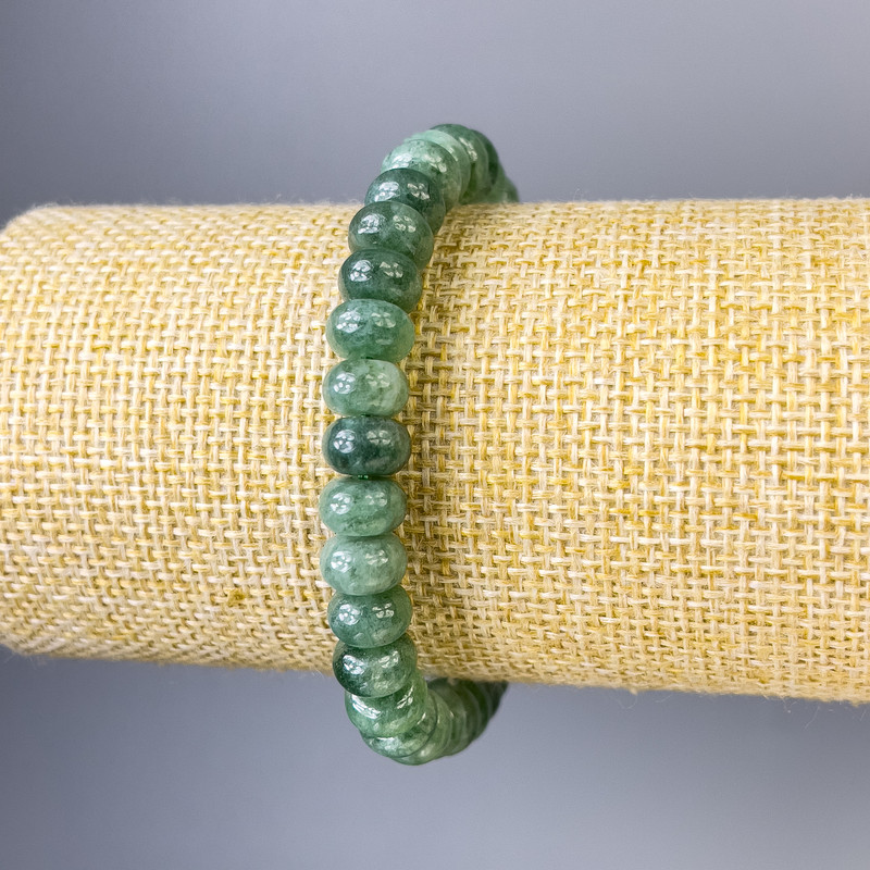 Bransoletka z zielonego kwarcu truskawkowego w kształcie rondeli, średnica 8×5 mm, długość 18 cm, elastyczna