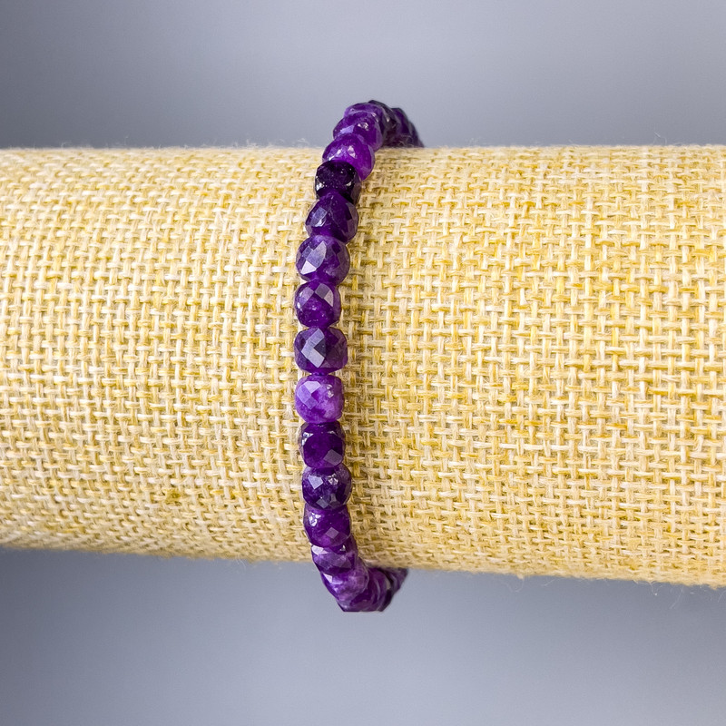 Bransoleta z sugilit, szlifowany sześcian 5×5 mm, długość 18 cm, elastyczna