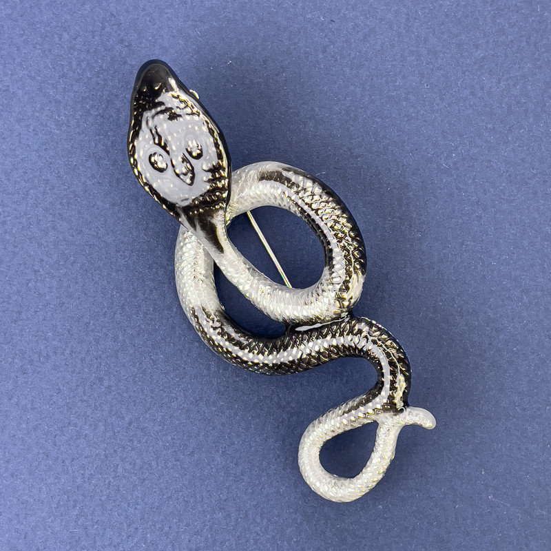 Broszka-wisiorek Żmija Kobra, szara emalia, metal srebrzysty, 77×33 mm