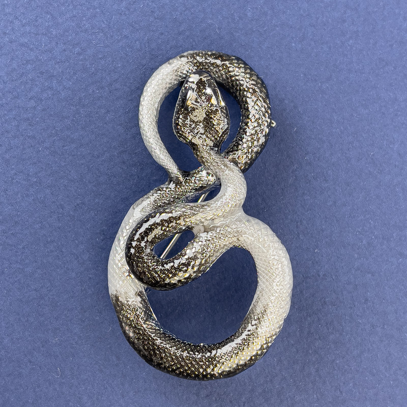 Broszka «Wąż» szara emalia, srebrzysty metal 52×29 mm+
