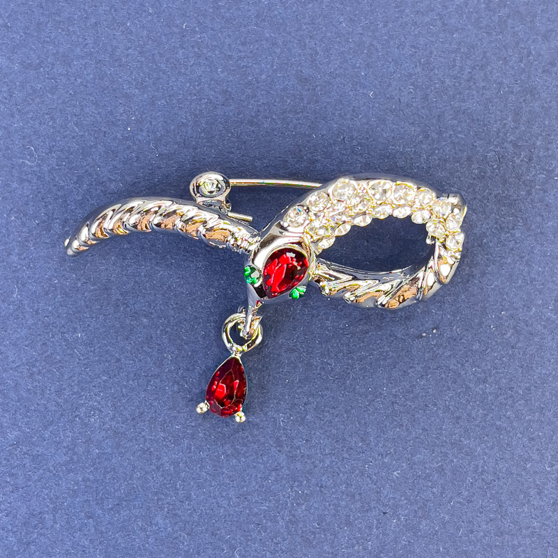Broszka w kształcie węża, kolor srebrny, z białymi i czerwonymi kryształami, metal w kolorze srebrzystym, 39×22 mm+