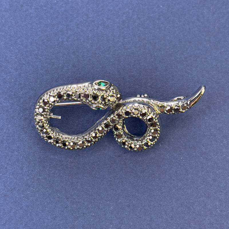 Broszka-kulon «Wąż» w kolorze srebrzystym z szarymi cyrkoniami, metal srebrzysty 44×20 mm