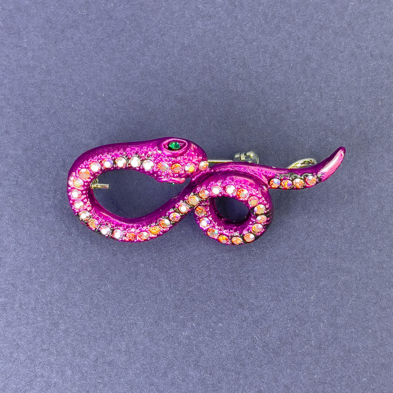 Broszka-wisiorek Wąż z różową emalią i tęczowymi kryształami strass, srebrzysty metal, 44×20 mm +