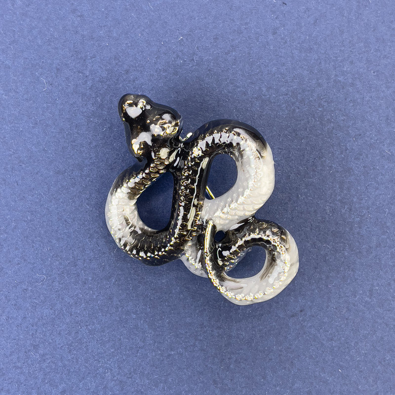 Broszka-wisiorek Wąż, szara emalia, metal srebrzysty, 40×31 mm +