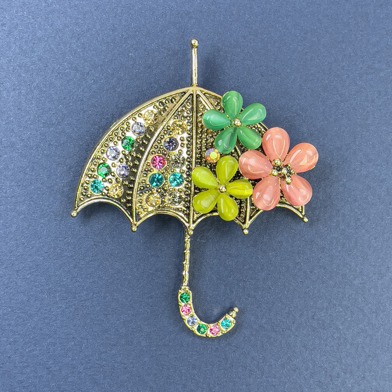 Broszka-wisiorek Parasol wielobarwny z kamieniem kocie oko i kryształami, metal złocisty 50×63 mm+