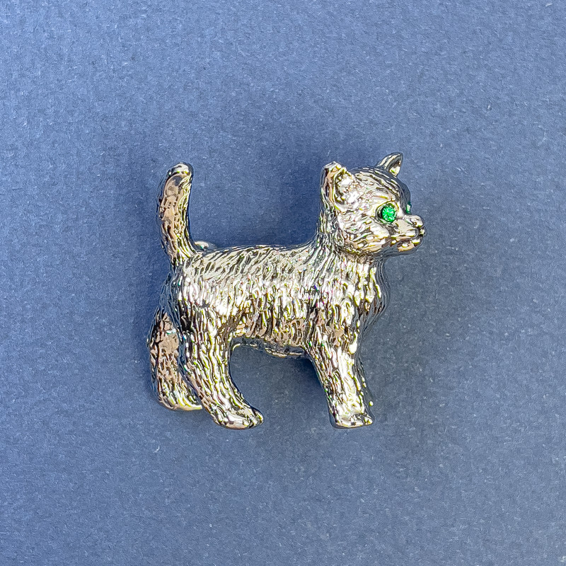 Broszka w kształcie kota z zielonymi cyrkoniami, metal srebrzysty, 27×28 mm+