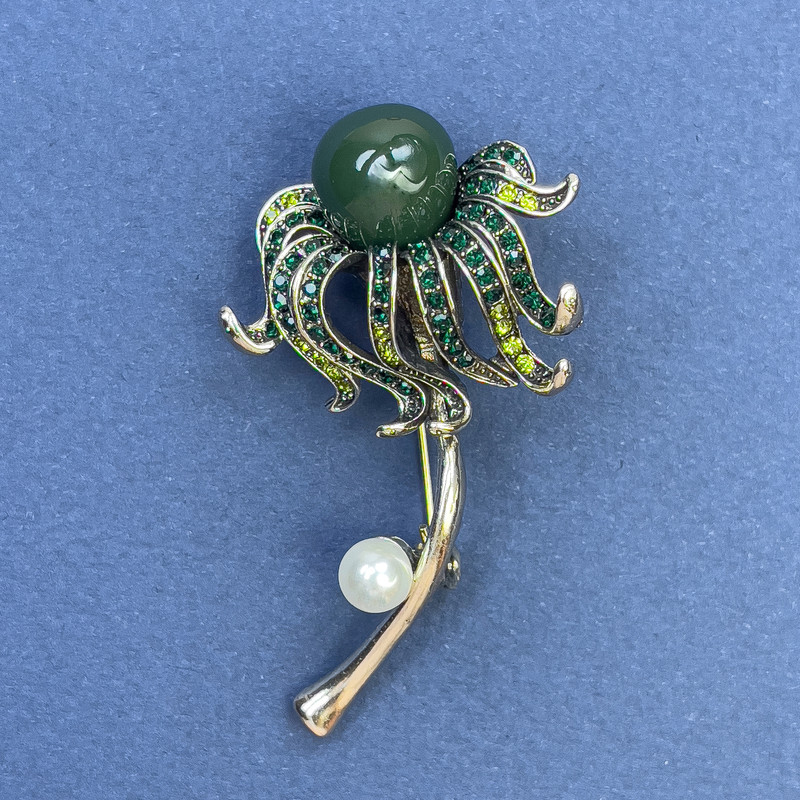 Broszka – kwiat z perłą, z zielonymi cyrkoniami, zielone centrum, metal złocisty, 30x56 mm