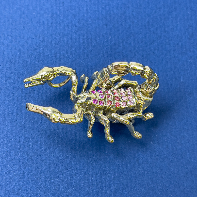 Wyprzedaż: Broszka-wisior Skorpion z różowymi cyrkoniami, metal złocisty, 27×42 mm+