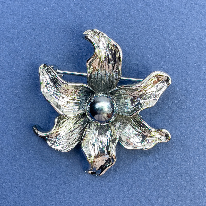 Broszka-wisiorek Kwiat z czarną perłą, srebrzysty metal, średnica 45 mm+