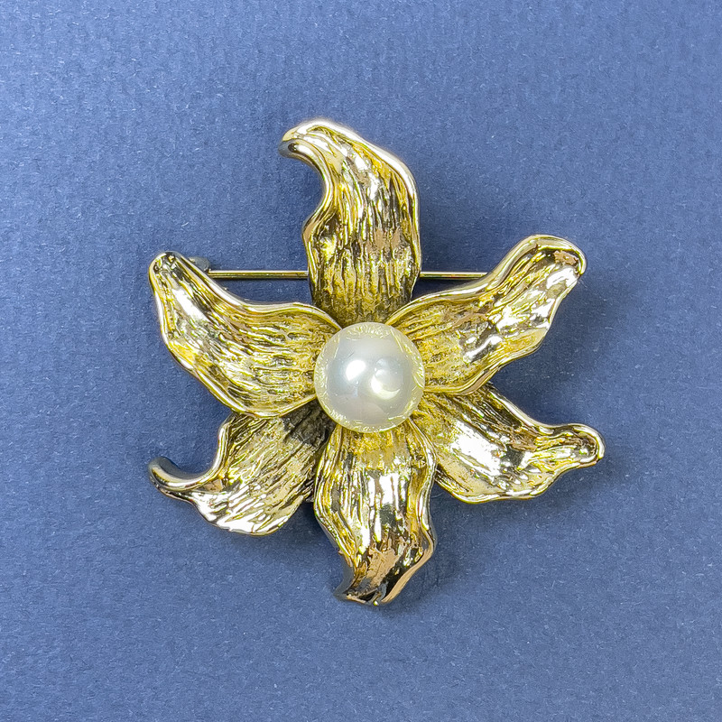 Broszka-kulon «Kwiat z perłą», złoty metal, średnica 45 mm+