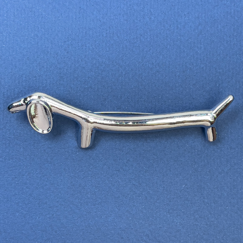 Broszka w kształcie jamnika ze srebrzystego metalu 21×85 mm+