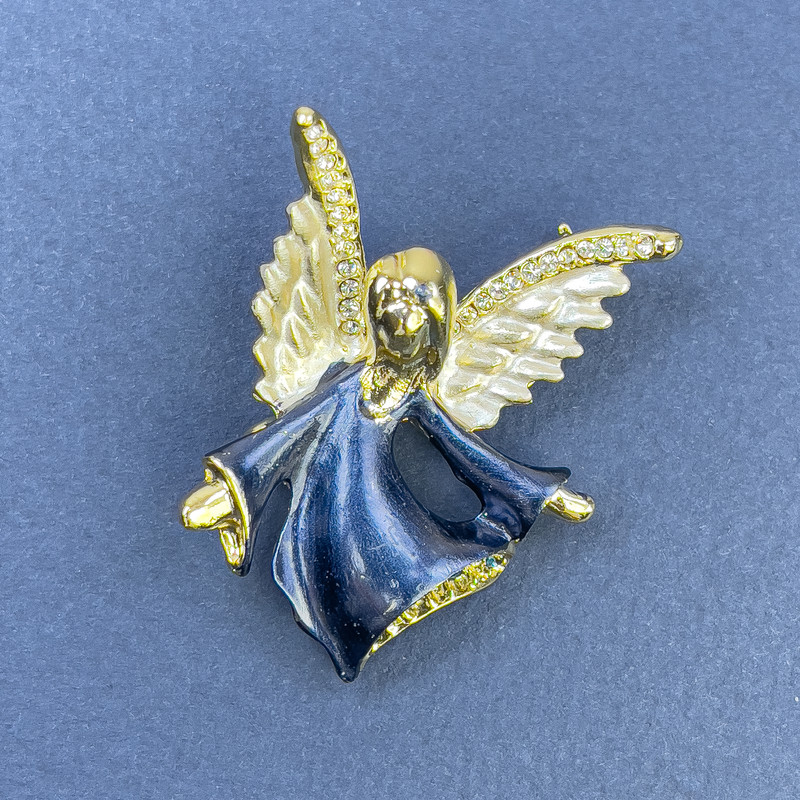 Broszka Anioł z białymi i niebieskimi kryształami, kolor niebiesko-biały, metal złocisty, 31×43 mm+