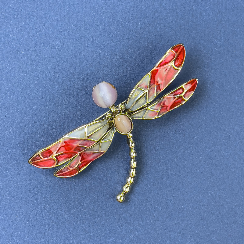 broszka Motyl z różowym oczkiem kota, emalia, metal złoty, średnica około 61 mm, długość około 40 mm