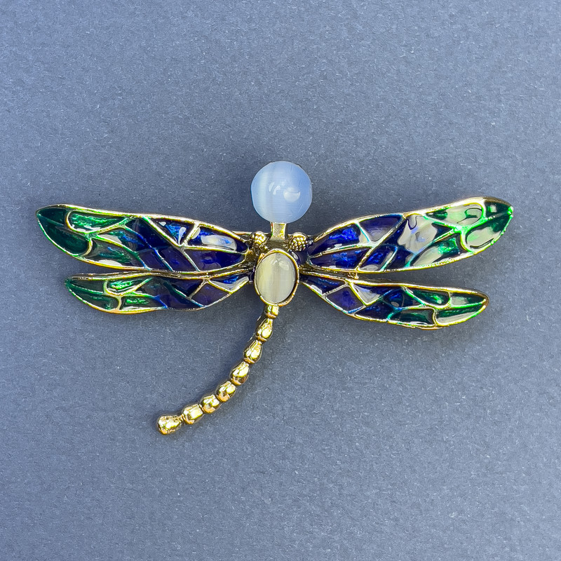 Broszka Motyl błękitny i szary, Kocie oko, emalia, metal w kolorze złotym, średnica 61 mm, długość 40 mm