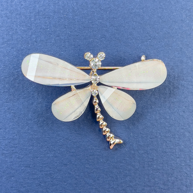 Broszka Motyl z białymi cyrkoniami, kolor blado-różowy, metal złocisty, średnica około 40 mm, długość około 30 mm