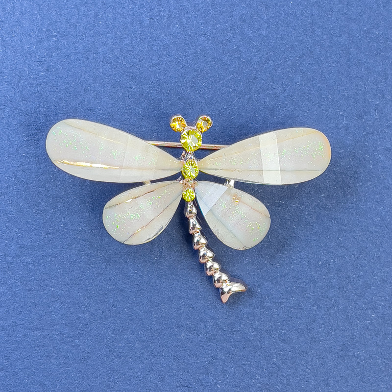 Broszka Motyl żółte i białe cyrkonie, kolor beżowo-złoty metal, średnica 40 mm ±, długość 30 mm ±