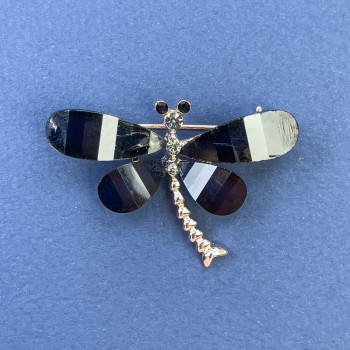 Broszka motyl – białe i szare kamienie strassowe, kolor czarny z odcieniem złotym, metal złocisty, średnica ok. 40 mm, długość ok. 30 mm