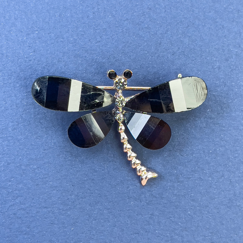 Broszka motyl – białe i szare kamienie strassowe, kolor czarny z odcieniem złotym, metal złocisty, średnica ok. 40 mm, długość ok. 30 mm