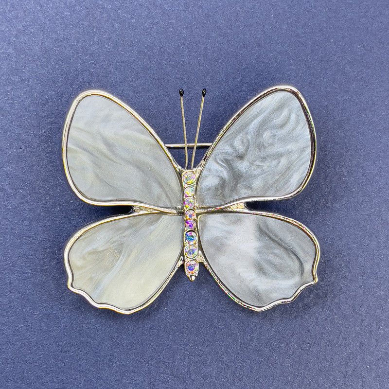 broszka «Motyl» z kolorowymi kryształkami, szary perłowy, metal srebrzysty, średnica 44 mm, długość 38 mm