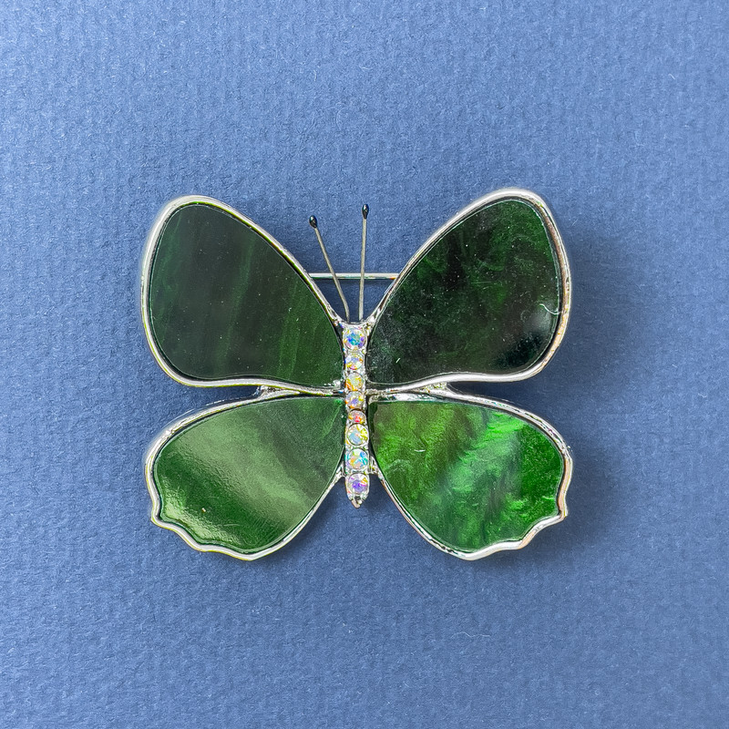 Broszka Motyl z tęczowymi kryształami, zielony, perłowy, metal srebrzysty, średnica 44 mm, długość 38 mm