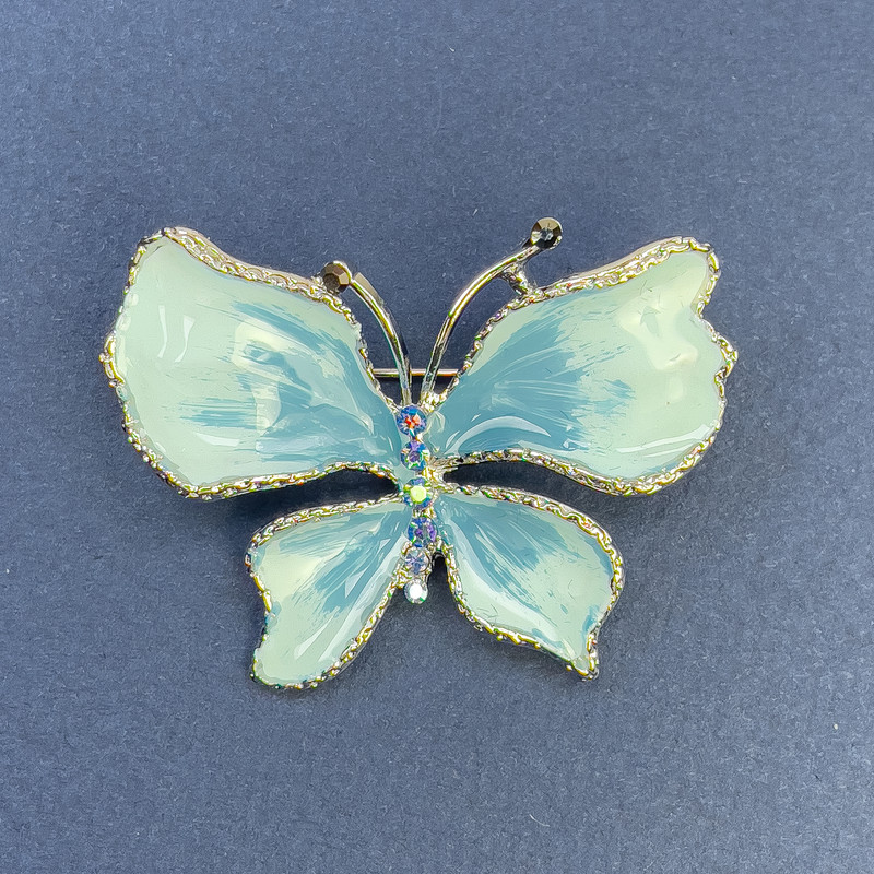 Broszka Motyl z błękitną emalią i srebrzystym metalem, średnica 44 mm+-, długość 33 mm+-