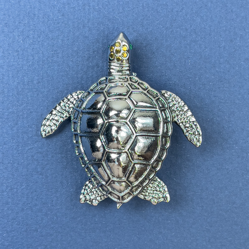 Broszka-wisiorek Żółw z kryształami, metal srebrzysty, średnica 44 mm ±, długość 47 mm
