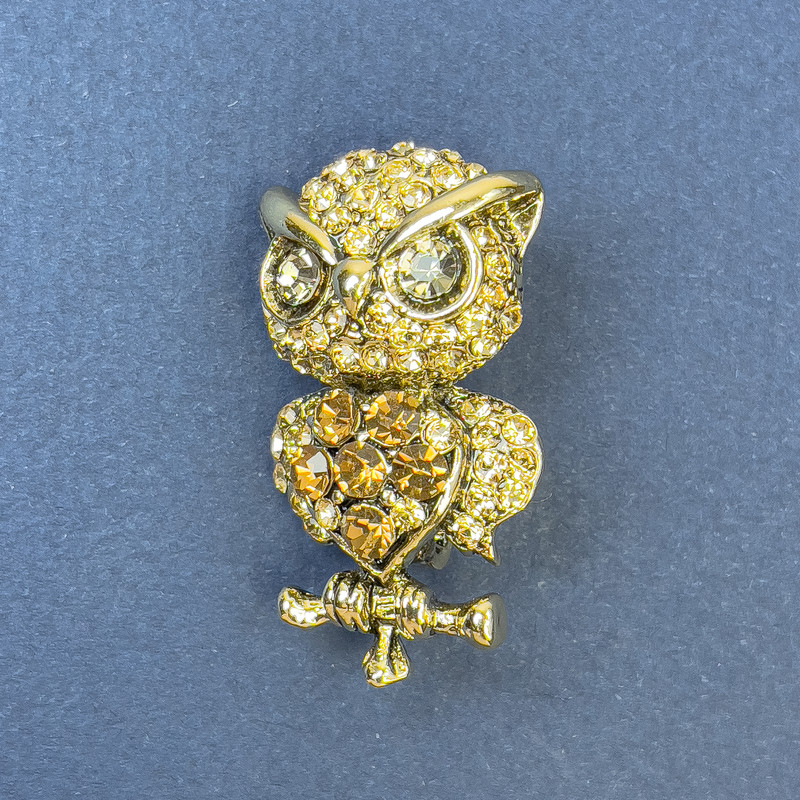 Broszka Sowa z żółtymi kamieniami strassowymi, złoty metal, średnica 19 mm, długość 34 mm