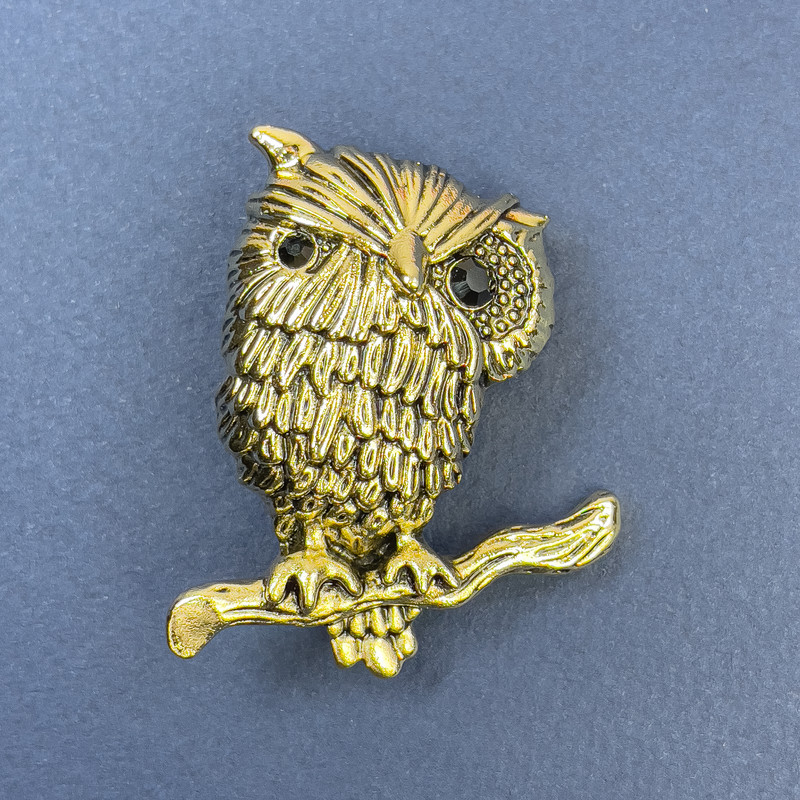 broszka „Sowa” z czarnymi kryształami, metal w kolorze złotym, średnica 28 mm, długość 45 mm