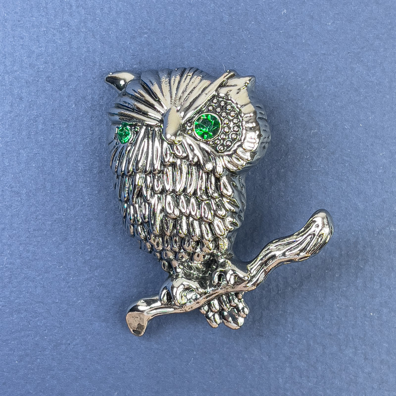 Broszka Sowa z zielonymi kryształami, metal srebrzysty, średnica ok. 28 mm, długość ok. 45 mm