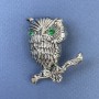 Broszka Sowa z zielonymi kryształami, metal srebrzysty, średnica ok. 28 mm, długość ok. 45 mm