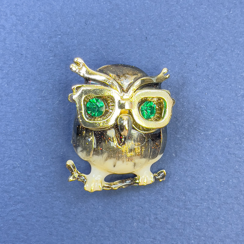Broszka-wisiorek „Sowa” z zielonymi cyrkonami, brązową emalią i złocistym metalem, średnica 23 mm, długość 32 mm ±