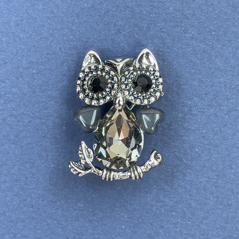 Broszka-wisiorek Sowa z szarymi i czarnymi kryształami, metal srebrzysty, średnica 18 mm, długość 27 mm