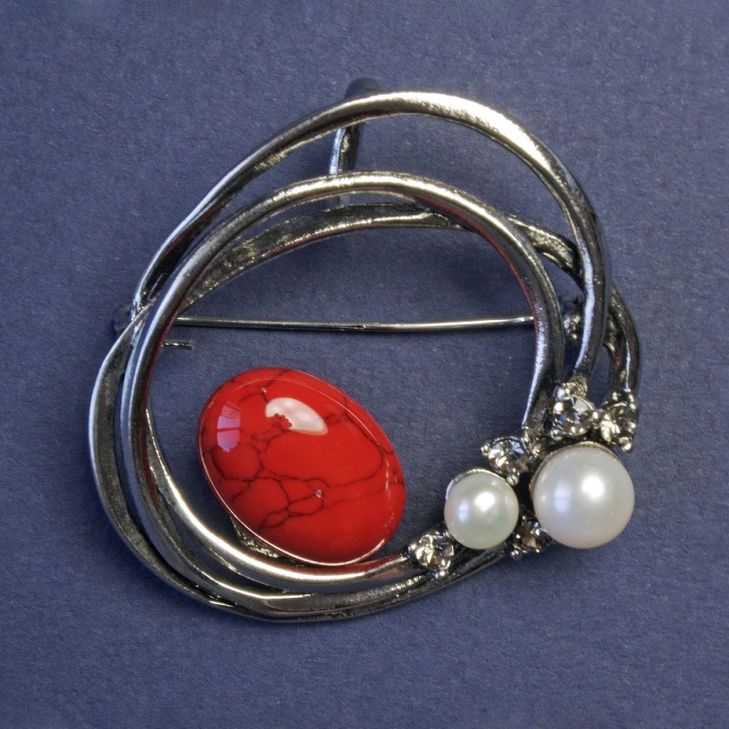 Broszka z koralem (sztucznym) i perłami kolor metalu "srebro" 43×41 mm+