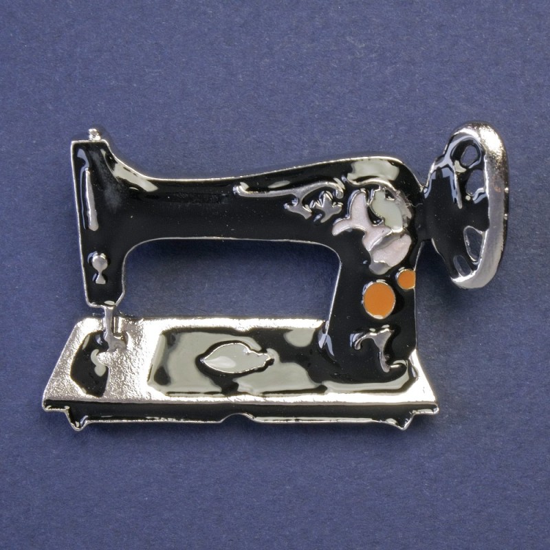 Broszka «Maszyna do szycia» z emalią, kolor metalu srebrzysty, 30×42 mm+
