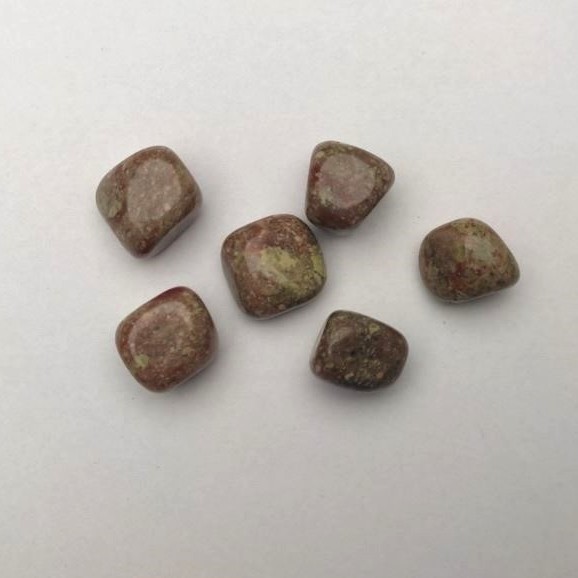 Pamiątkowy naturalny kamień epidot (odmiana jaspisu) fasetowany 20×17 mm (+-) opakowanie 100 g