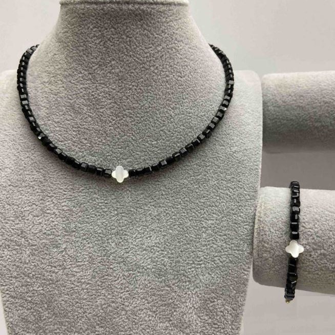 Zestaw chokera i bransoletki z turmalinu fasetowanego w kostce o wymiarach 4×4 mm, z wstawką perłową, długość 35–40 cm, z zapięciem