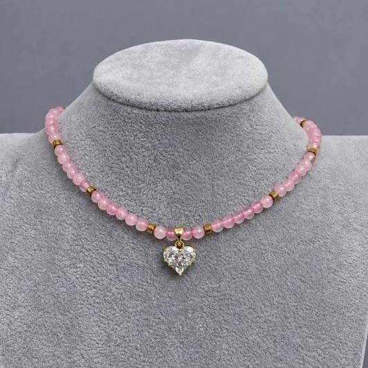 Choker z różowego kwarcu, gładkie kulki 4 mm ±, hematyt w kostkach 3 mm ±, z zawieszką w kształcie serca 12 mm ±, długość 36 cm ±, z przedłużanym łańcuszkiem