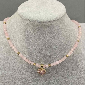 Choker z różowego kwarcu, gładkie kulki 4 mm ±, hematyt w kostkach 3 mm ±, z zawieszką w kształcie serca 12 mm ±, długość 36 cm ±, z przedłużanym łańcuszkiem