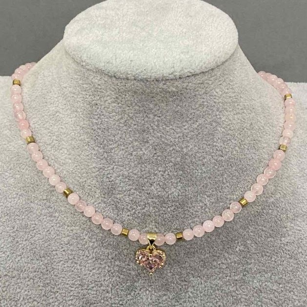 Choker z różowego kwarcu, gładkie kulki 4 mm ±, hematyt w kostkach 3 mm ±, z zawieszką w kształcie serca 12 mm ±, długość 36 cm ±, z przedłużanym łańcuszkiem