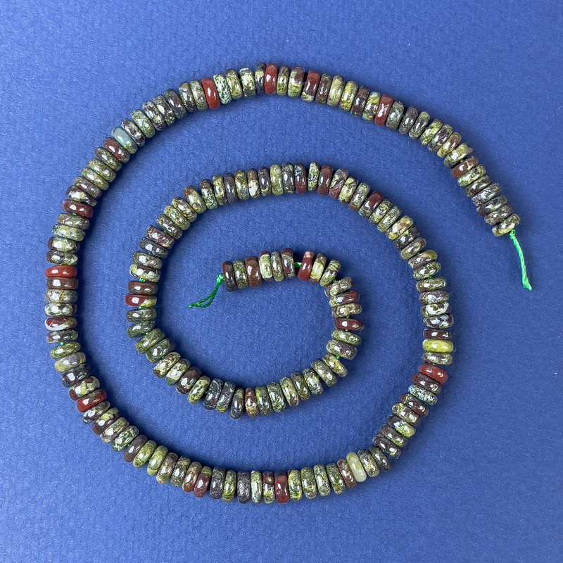 Koraliki z naturalnego kamienia – jaspis Krew smoka rondel 6×2 mm, na nitce, długość 39 cm+