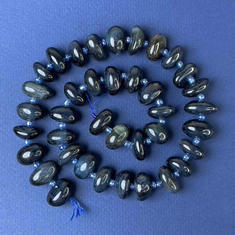 Koraliki oka sokoła fasetowane 14×8 mm +/- z koralikami, średnica otworu ok. 3 mm +/- na nici, długość ok. 40 cm+
